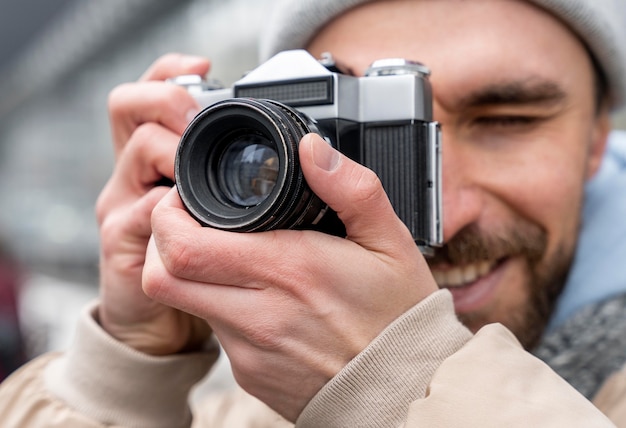 Chiuda sull'uomo che cattura le foto