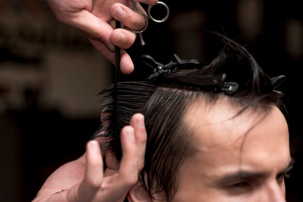 Chiuda sull&#39;uomo che ottiene un taglio di capelli