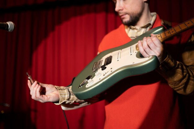 Chiuda sull'uomo che suona la chitarra