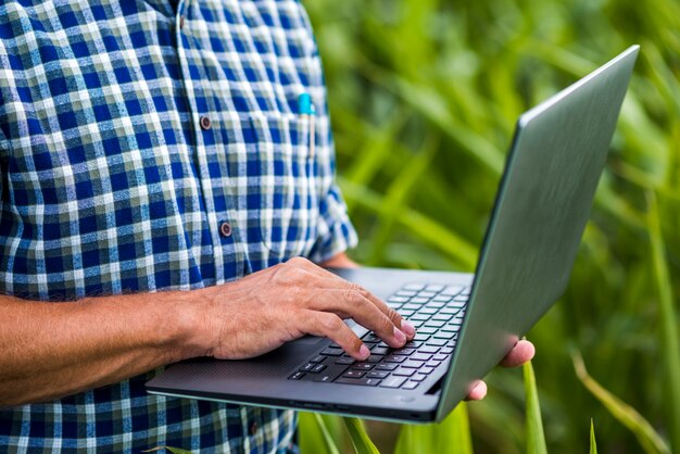 Chiuda sull'uomo con un computer portatile