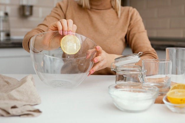 Chiuda sulla ciotola della holding della donna