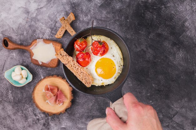 Chiuda sulla deliziosa frittata per la colazione