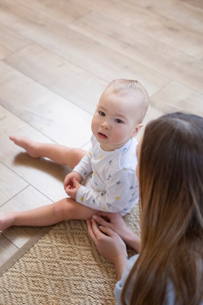 Chiuda sulla donna che esamina il suo bambino