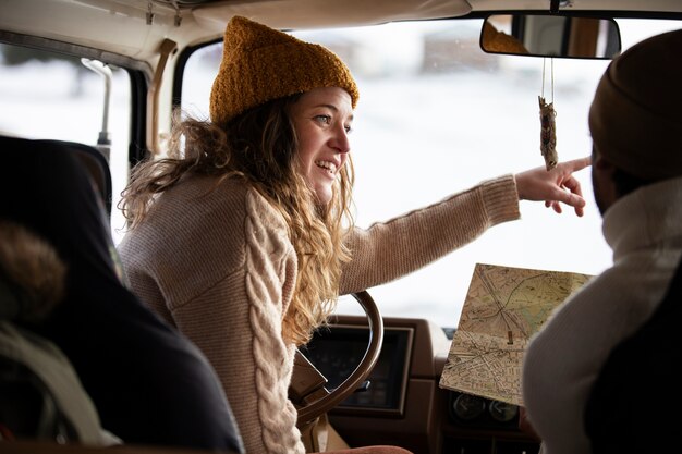 Chiuda sulla donna che guida il camper