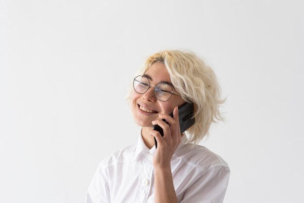 Chiuda sulla donna che parla sul telefono