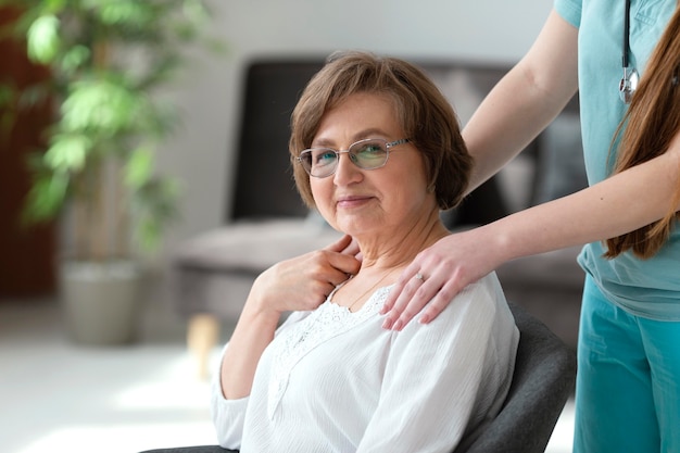 Chiuda sulla donna che posa sulla sedia