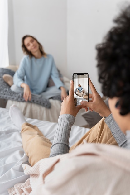 Chiuda sulla donna che scatta foto con il telefono