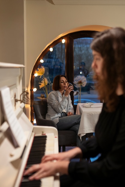 Chiuda sulla donna che suona il pianoforte