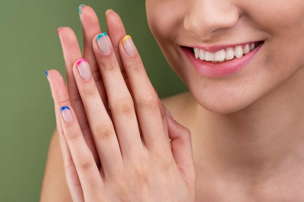 Chiuda sulla donna con il manicure francese