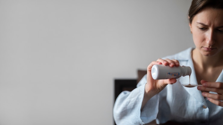 Foto gratuito chiuda sulla donna con la medicina