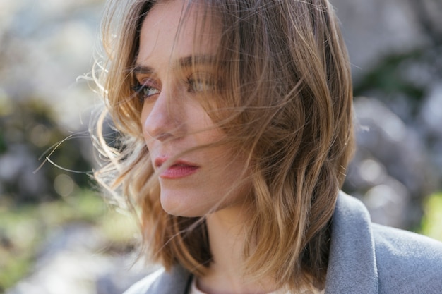 Chiuda sulla donna del colpo con capelli sudici