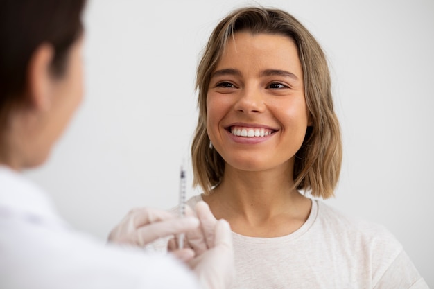 Chiuda sulla donna sorridente alla clinica