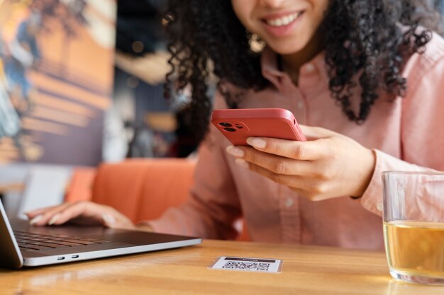 Chiuda sulla donna sorridente con i dispositivi