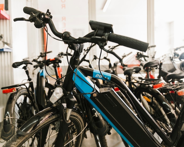 Chiuda sulla e-bici in un deposito della bicicletta