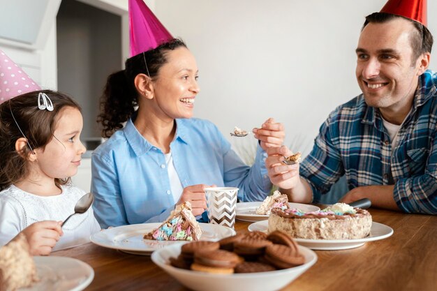 Chiuda sulla famiglia che mangia la torta