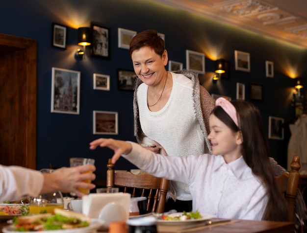 Chiuda sulla famiglia di smiley al tavolo