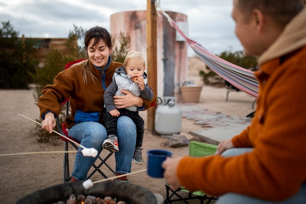 Chiuda sulla famiglia sorridente nel deserto americano