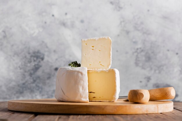 Chiuda sulla fetta del camembert in cima a rotolo