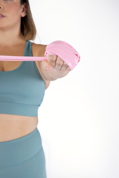 Chiuda sulla formazione della donna con la fascia elastica