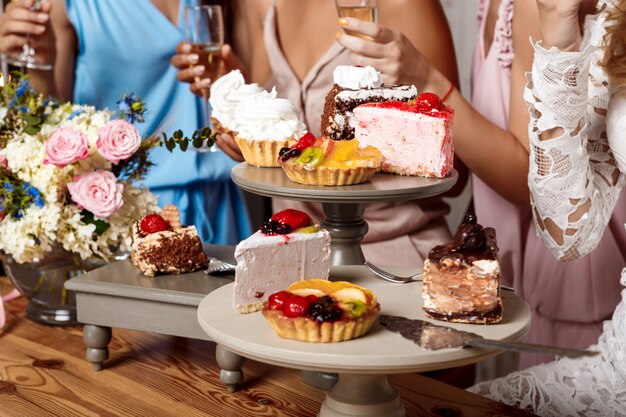 Chiuda sulla foto delle torte e delle ragazze alla festa.