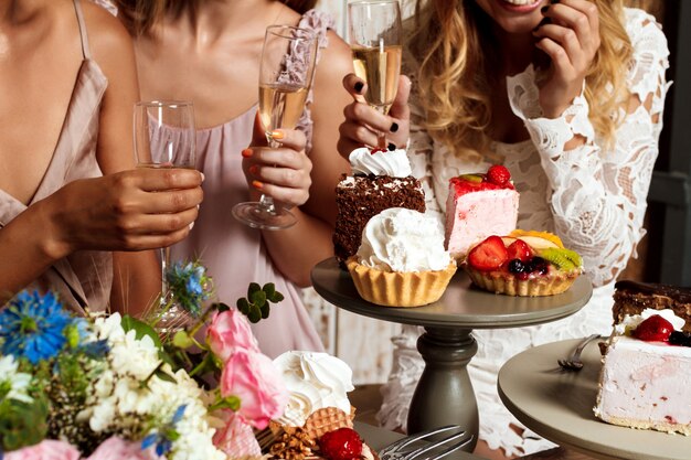 Chiuda sulla foto delle torte e delle ragazze alla festa.