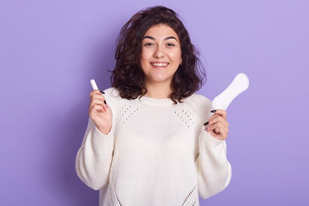 Chiuda sulla foto di giovane donna castana con capelli ondulati