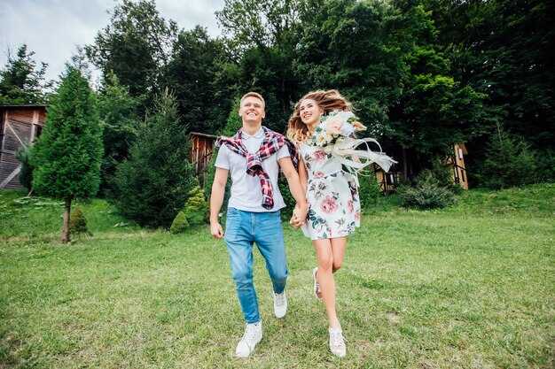 Chiuda sulla foto, gabinetto di pulizia del bidello femminile con lo straccio in cucina.