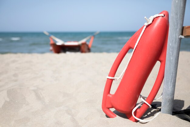 Chiuda sulla latta rossa di salvataggio sulla spiaggia