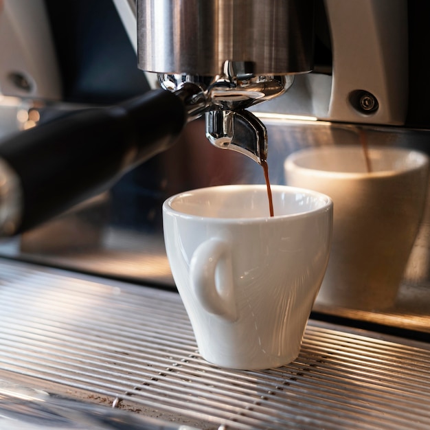 Chiuda sulla macchina che fa il caffè