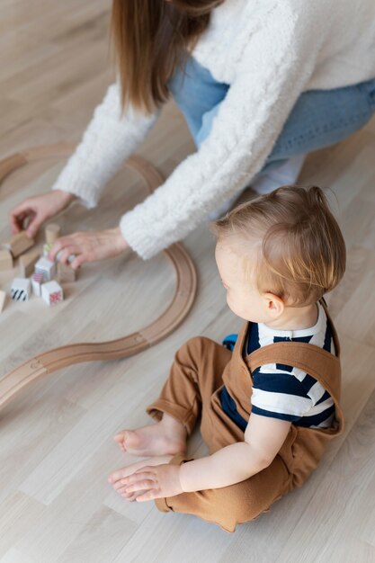 Chiuda sulla madre che gioca con il bambino