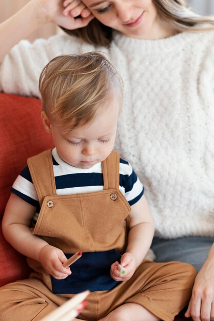 Chiuda sulla madre che guarda bambino