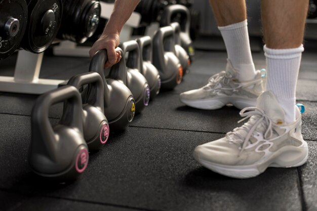 Chiuda sulla mano che tiene kettlebell