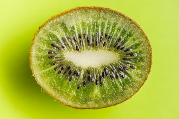 Chiuda sulla priorità bassa del kiwi