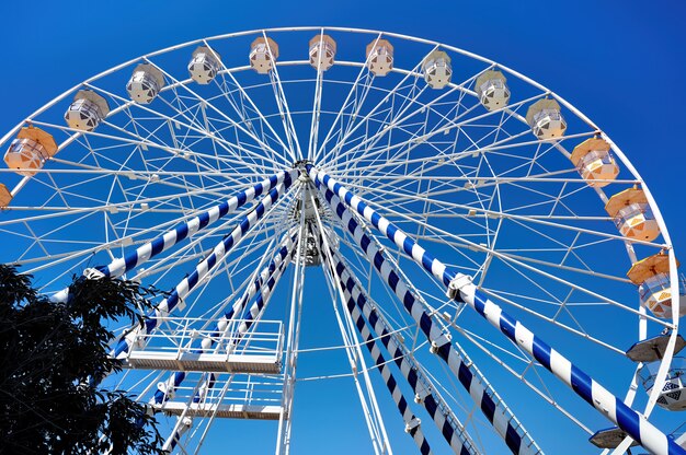 Chiuda sulla ruota panoramica in un parco di divertimenti