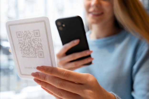 Chiuda sulla scansione della donna sorridente qr