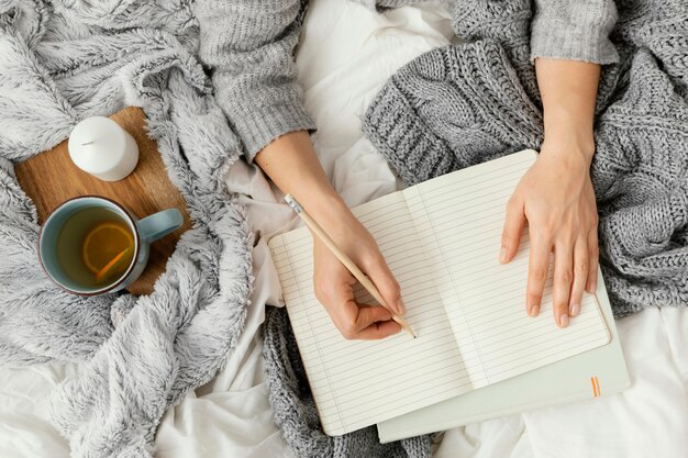 Chiuda sulla scrittura della donna in taccuino