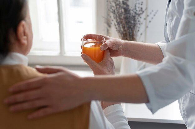 Chiuda sulla tazza della holding della donna