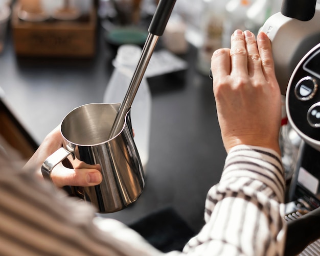 Chiuda sulla tazza della holding della mano