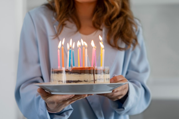 Chiuda sulla torta della holding della donna