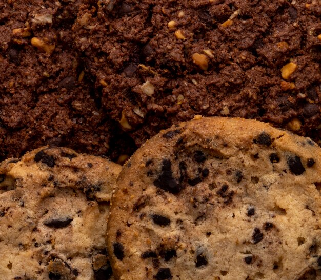 Chiuda sulla vista dei biscotti di pepita di cioccolato con i dadi e il cacao dei cereali