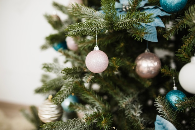 Chiuda sulla vista dell&#39;albero di Natale