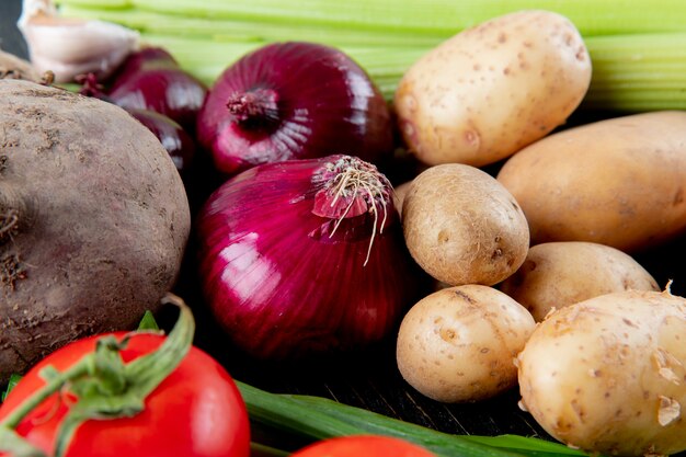 Chiuda sulla vista delle verdure come pomodoro ed altri della patata della cipolla delle barbabietole