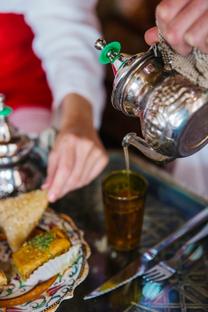 Chiuda sulla vista di cibo e tè arabi