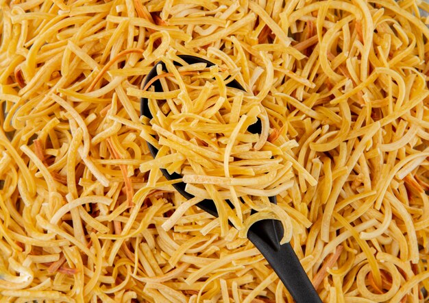 Chiuda sulla vista di pasta cruda italiana casalinga tradizionale