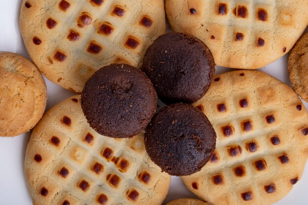 Chiuda sulla vista di vari biscotti su un piatto bianco