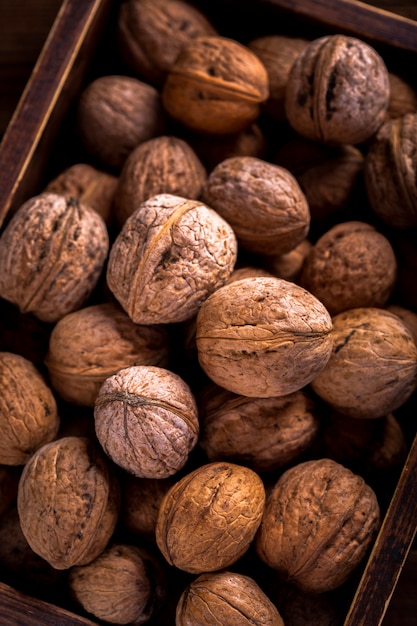 Chiuda sulle noci in scatola di legno