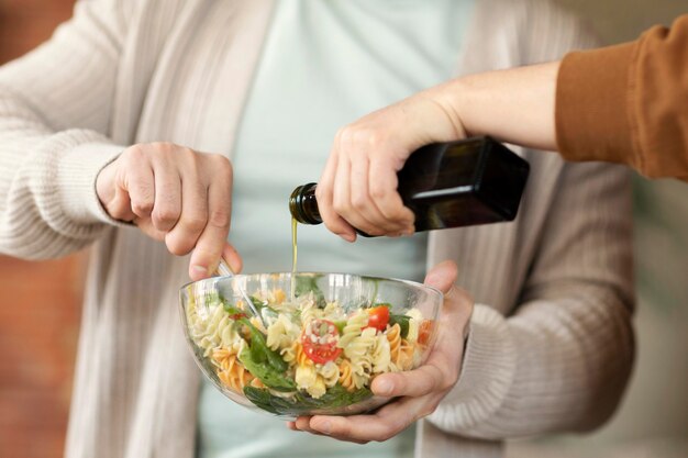 Chiudere gli amici che cucinano insalata