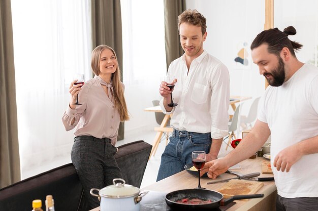 Chiudere gli amici che mangiano insieme