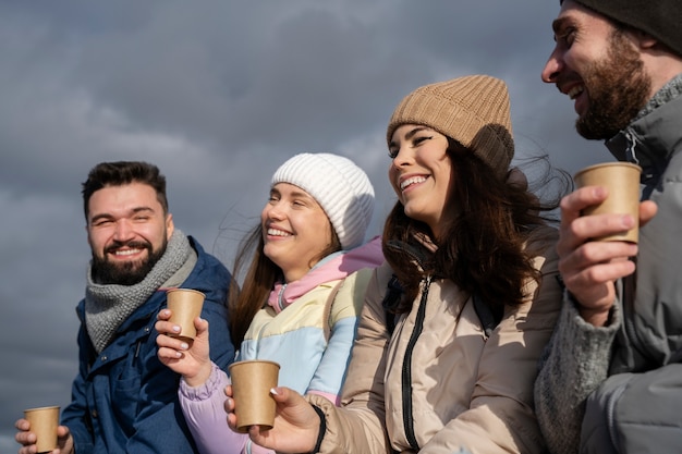 Chiudere gli amici felici con le tazze