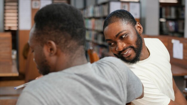 Chiudere gli studenti in biblioteca